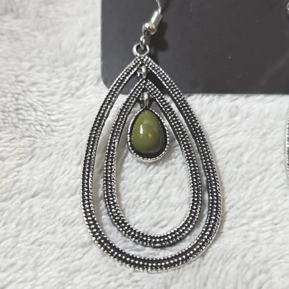 #416 NWT Paparazzi Earrings - Drops of Color - Green - Picture 3 of 4